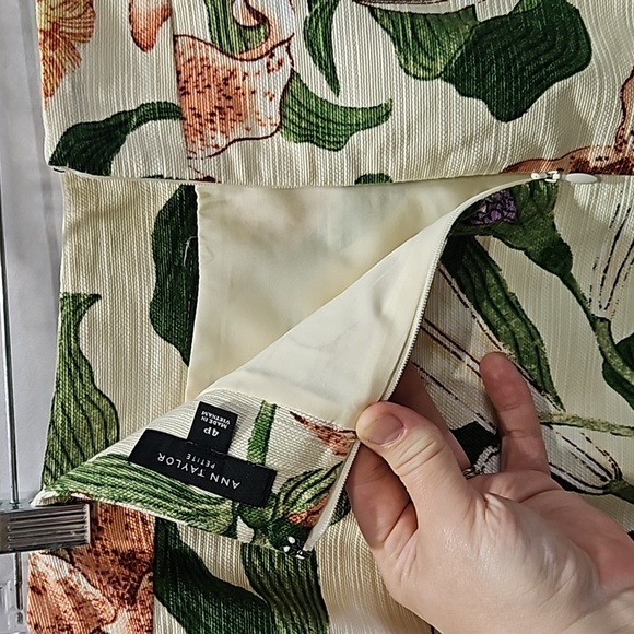 Ann Taylor Petite, Sz 4P, Mini, Pencil Skirt Cream, Floral, Lily, Peach, Purple - Picture 8 of 12